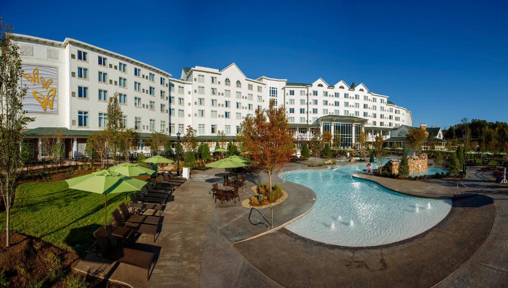 un hôtel avec une grande piscine en face d'un bâtiment dans l'établissement Dollywood's DreamMore Resort and Spa, à Pigeon Forge