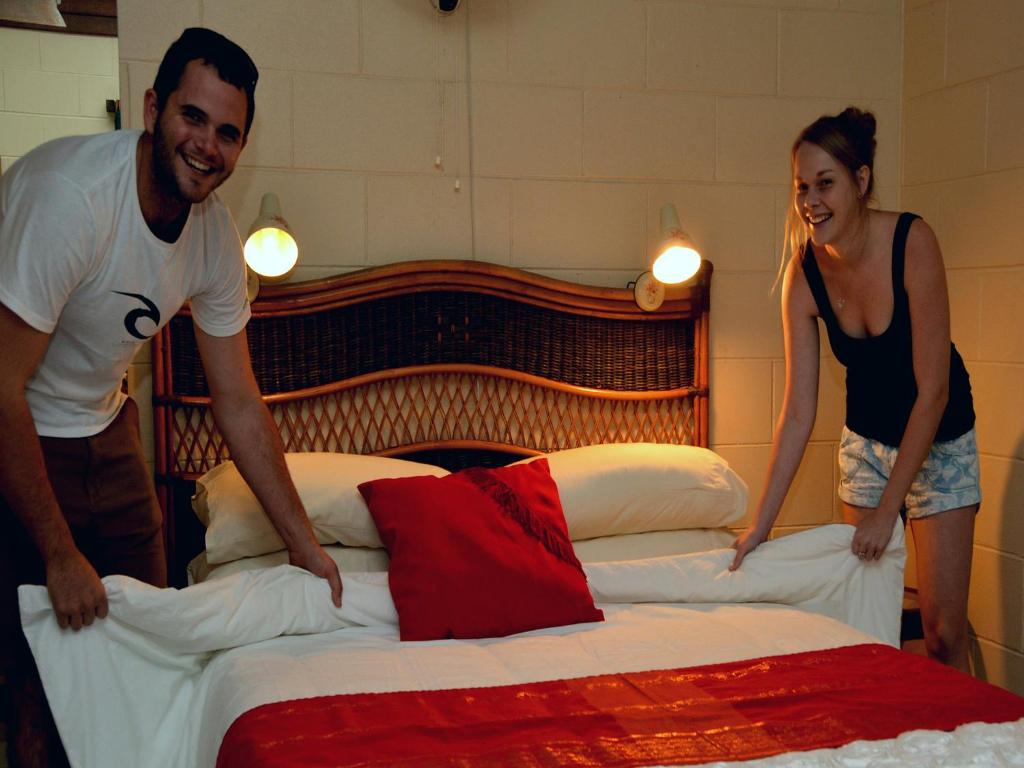 Postel nebo postele na pokoji v ubytování Daintree Deep Forest Lodge