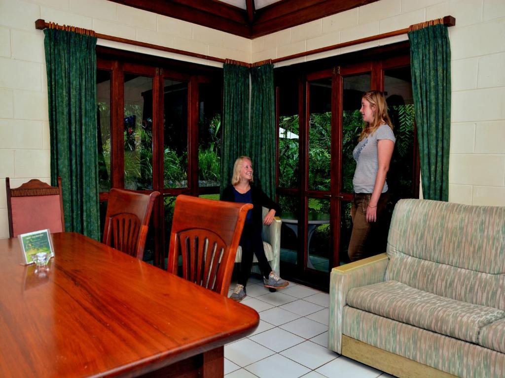 Posezení v ubytování Daintree Deep Forest Lodge