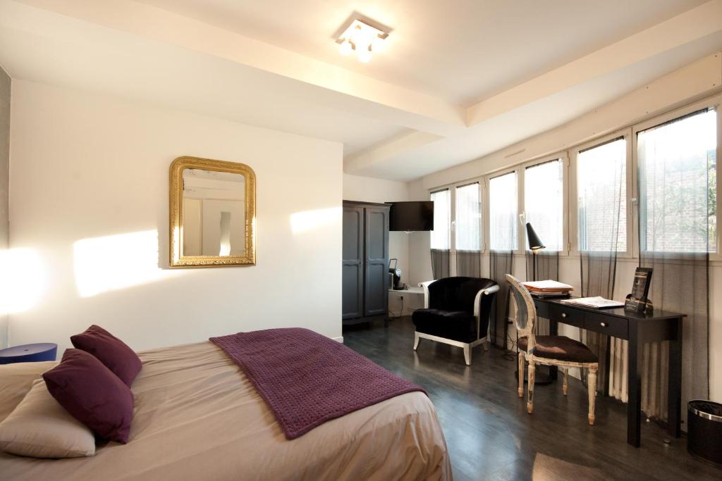 Postel nebo postele na pokoji v ubytování Hotel Le Prieuré et La Résidence