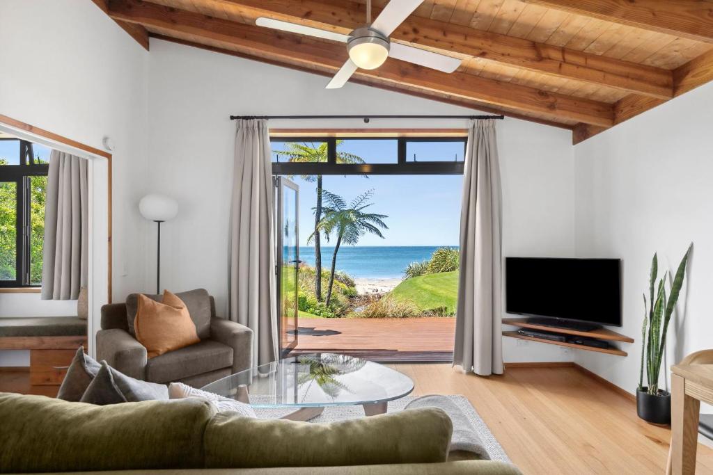 TV a/nebo společenská místnost v ubytování Adrift In Golden Bay- Absolute Beachfront Villas