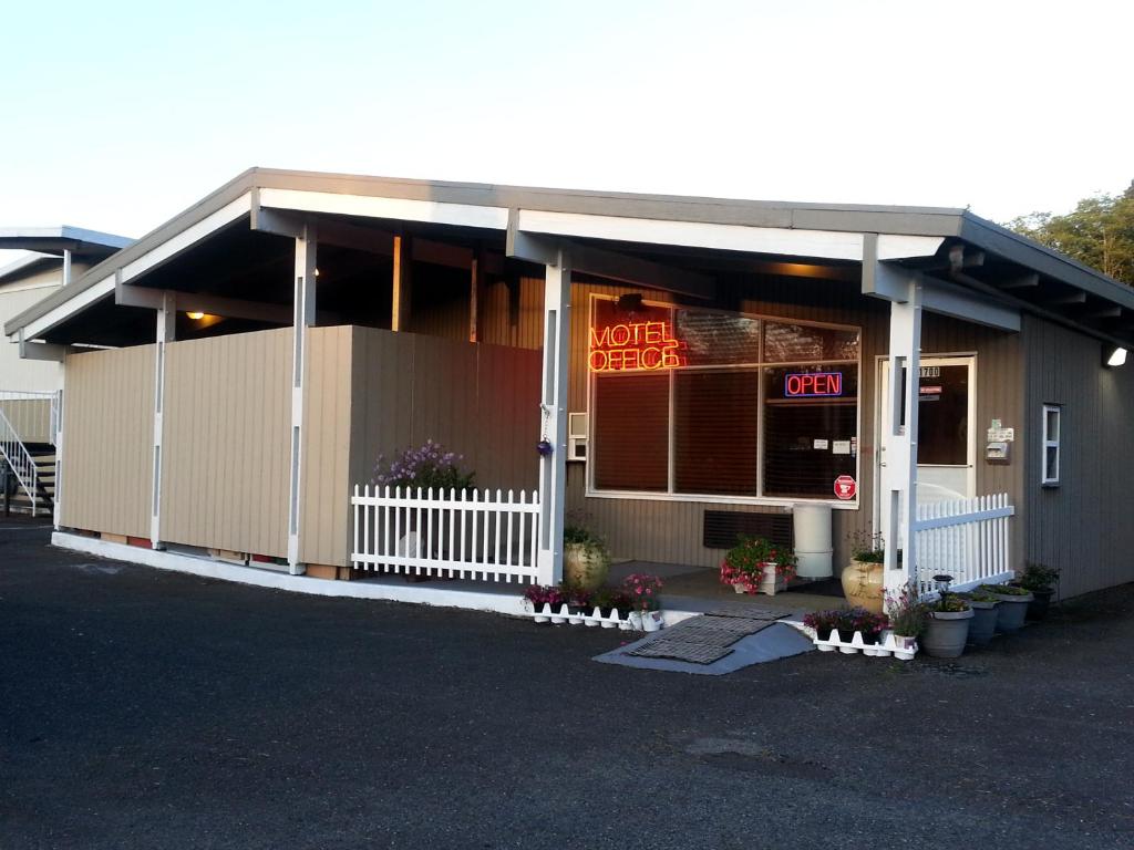 a restaurant with a sign on the front of it at Grays Harbor Inn & Suites in Aberdeen