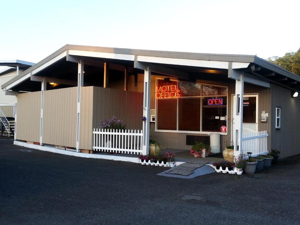 um restaurante com uma placa na frente em Grays Harbor Inn & Suites em Aberdeen