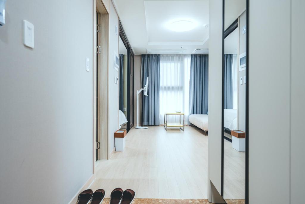 Postel nebo postele na pokoji v ubytování H Avenue Sasang Station Residence Hotel