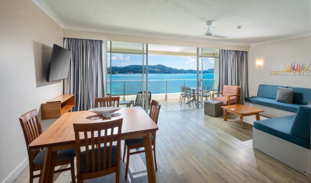 Whitsunday Apartments - Deluxe One-Bedroom Apartment With Sea View