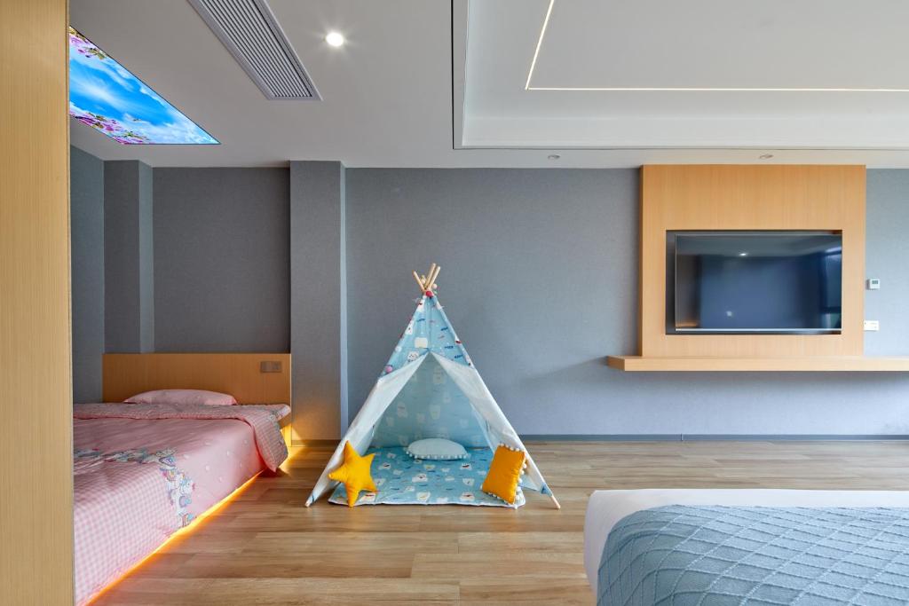TV a/nebo společenská místnost v ubytování Yangshuo Lakeside Inn