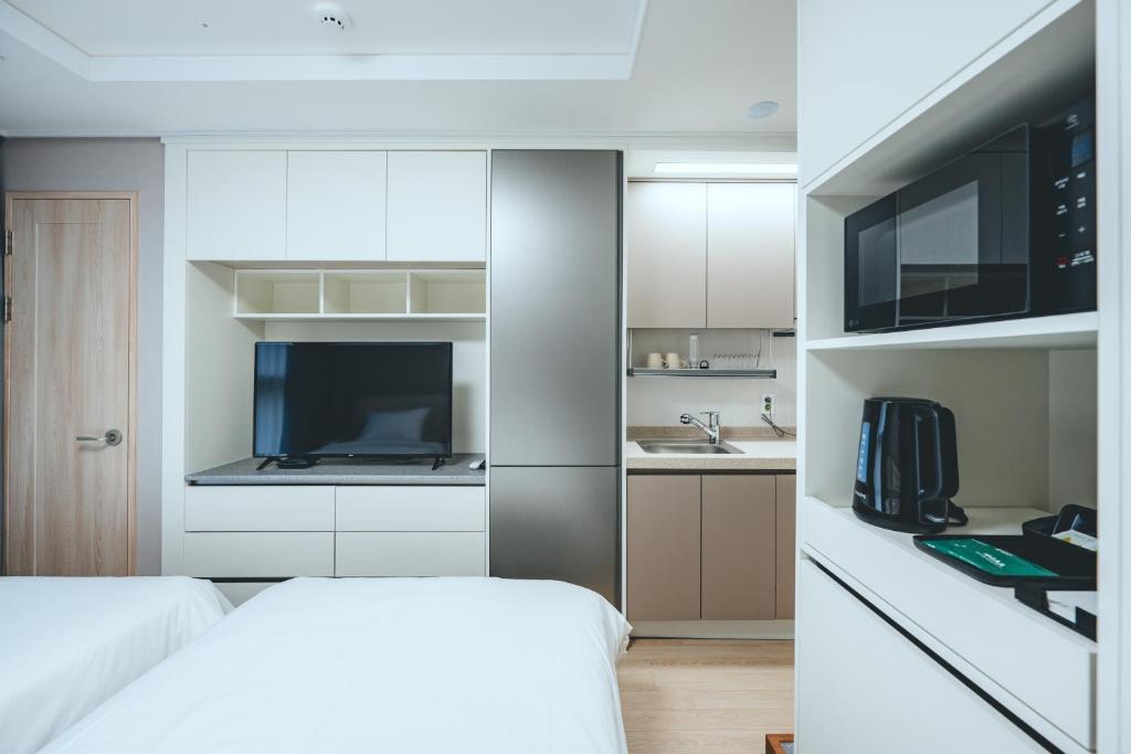 Kuchyň nebo kuchyňský kout v ubytování H Avenue Sasang Station Residence Hotel