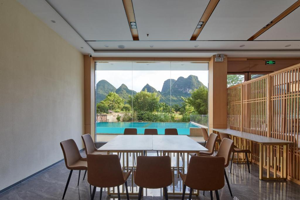 Bazén v ubytování Yangshuo Lakeside Inn nebo v jeho okolí