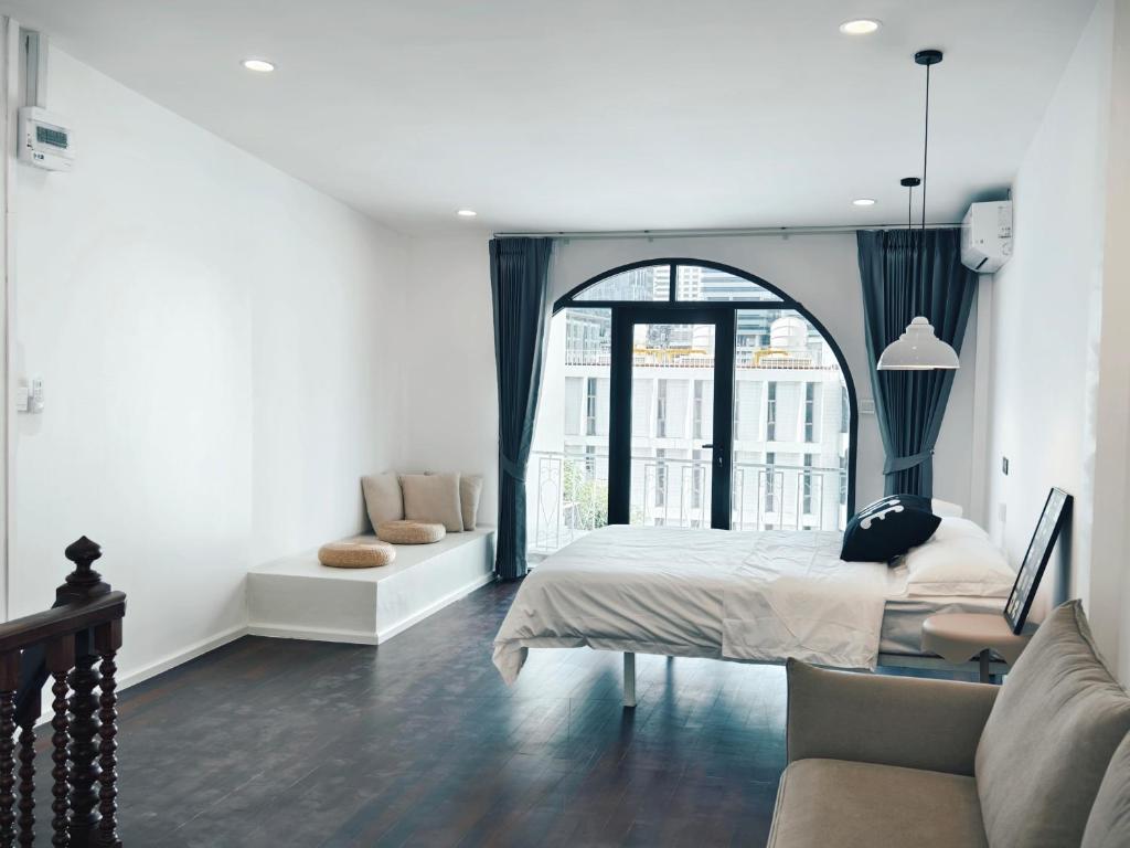 a bedroom with a bed and a large window at Fivehouse Silom2 soi11 City heart Silom BTS 7min in Bang Rak