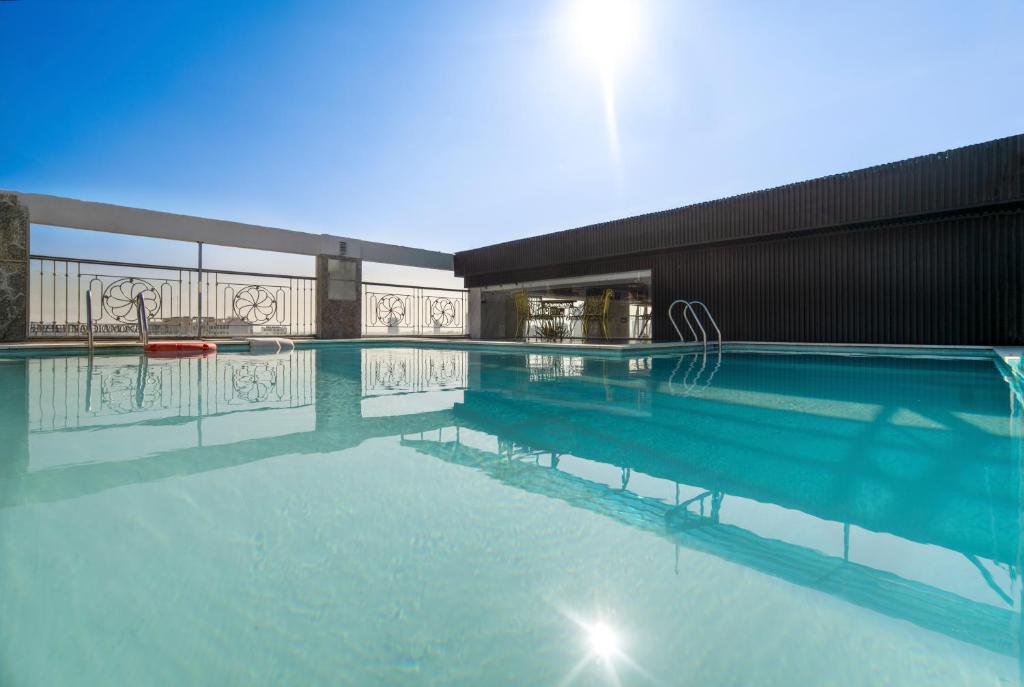 Bazén v ubytování Crystal hotel by Ha My nebo v jeho okolí