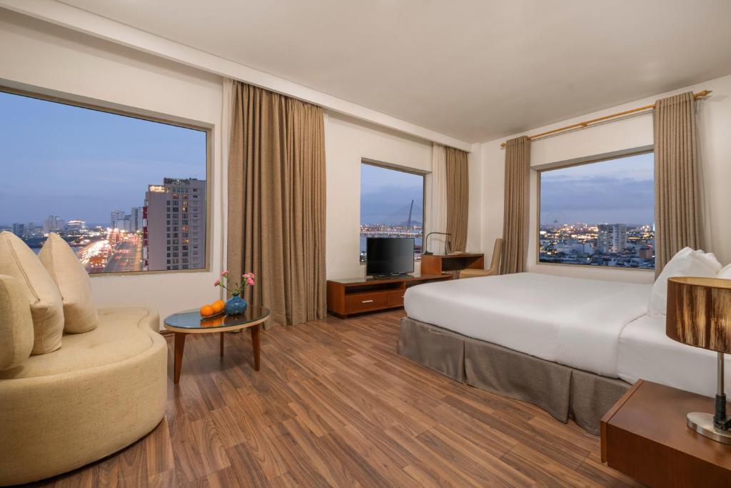 Postel nebo postele na pokoji v ubytování Mitisa Hotel Da Nang - Near Dragon Bridge
