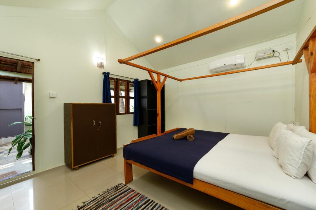 Postel nebo postele na pokoji v ubytování Om Shanti Beach Stay Patnem