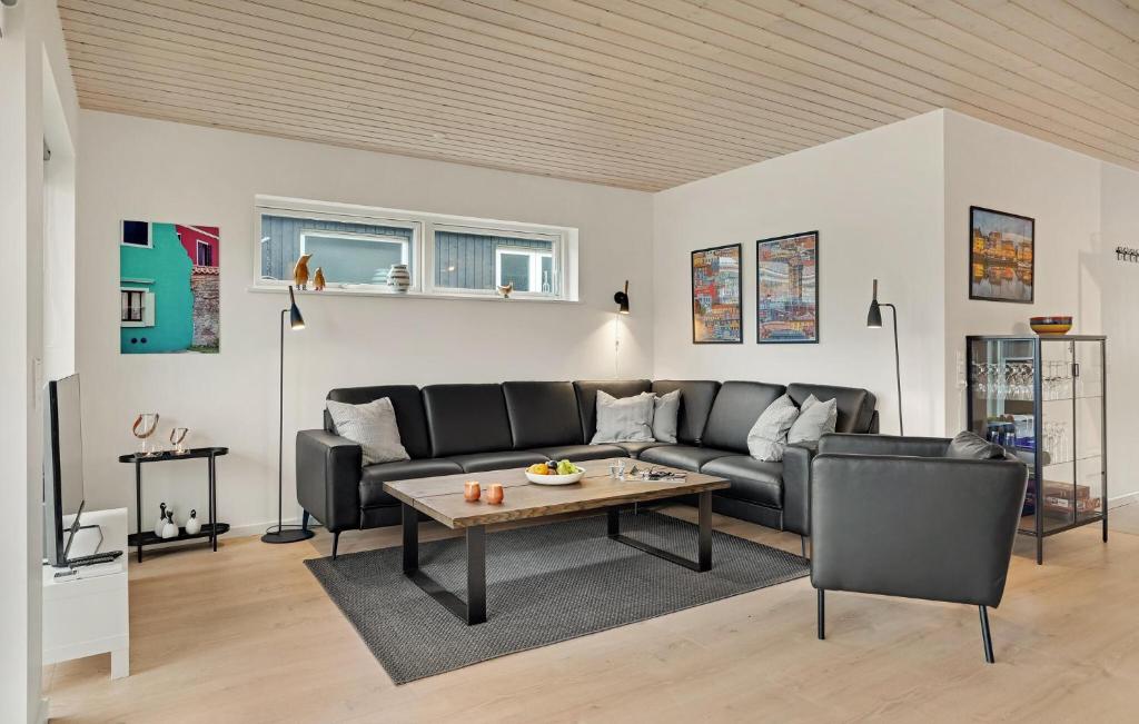 Posezení v ubytování 3 Bedroom Lovely Apartment In Slagelse