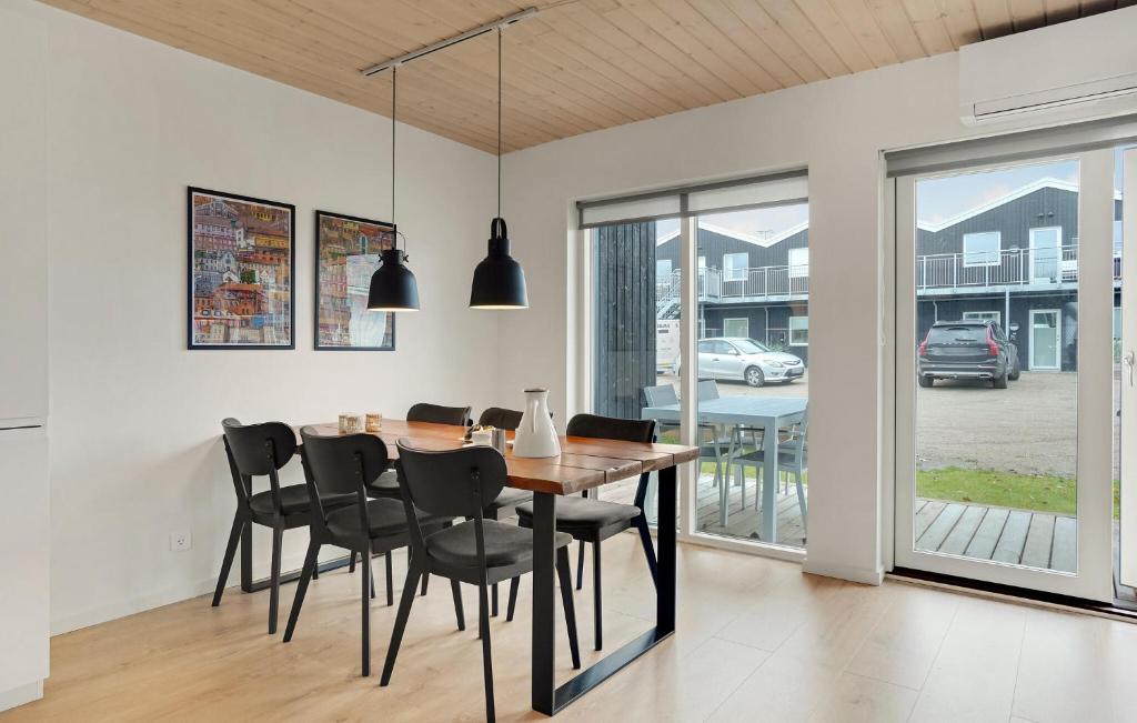 Posezení v ubytování 3 Bedroom Lovely Apartment In Slagelse