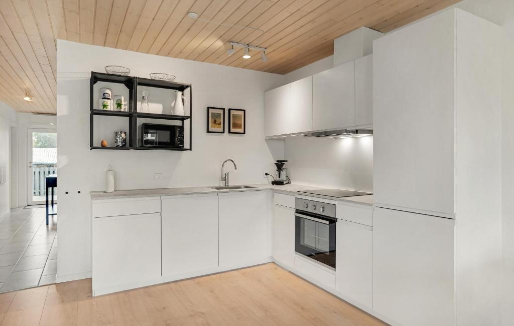 Kuchyň nebo kuchyňský kout v ubytování 3 Bedroom Lovely Apartment In Slagelse