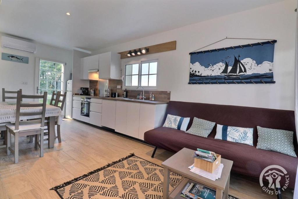 un salon et une cuisine avec un canapé et une table dans l'établissement Ty gwenn, à Cancale