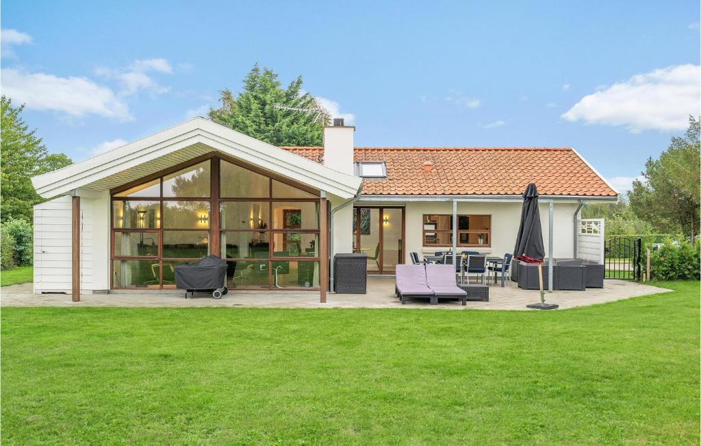 Taman di luar 3 Bedroom Cozy Home In Bogø By