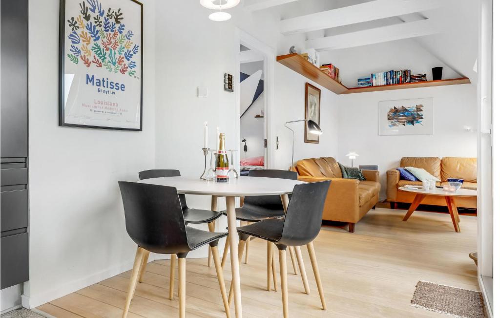 2 Bedroom Cozy Apartment In Svaneke - Appartement De Deux Chambres