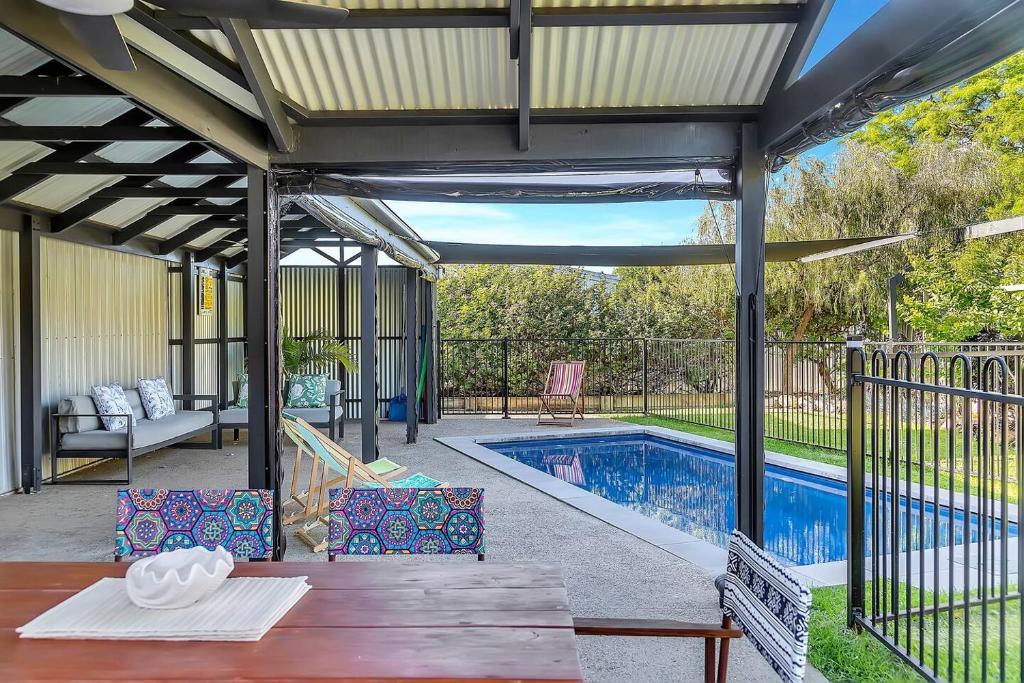 Πισίνα στο ή κοντά στο Port Parade - Poolside BBQs and Modern Beach Living