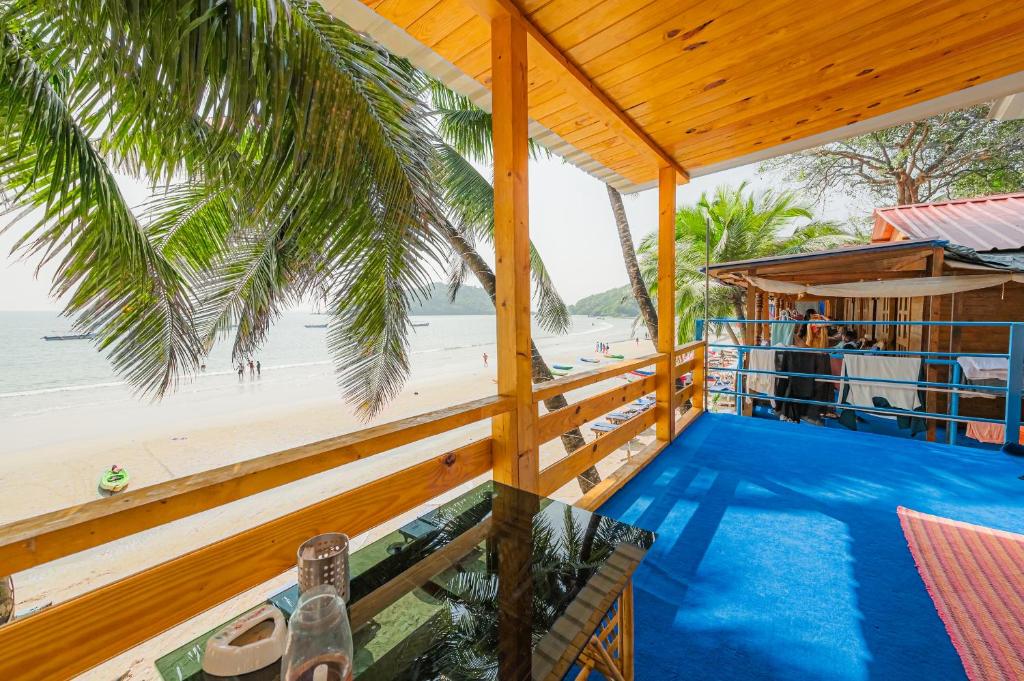 Cafe Blue - Sea Facing Beach Hut