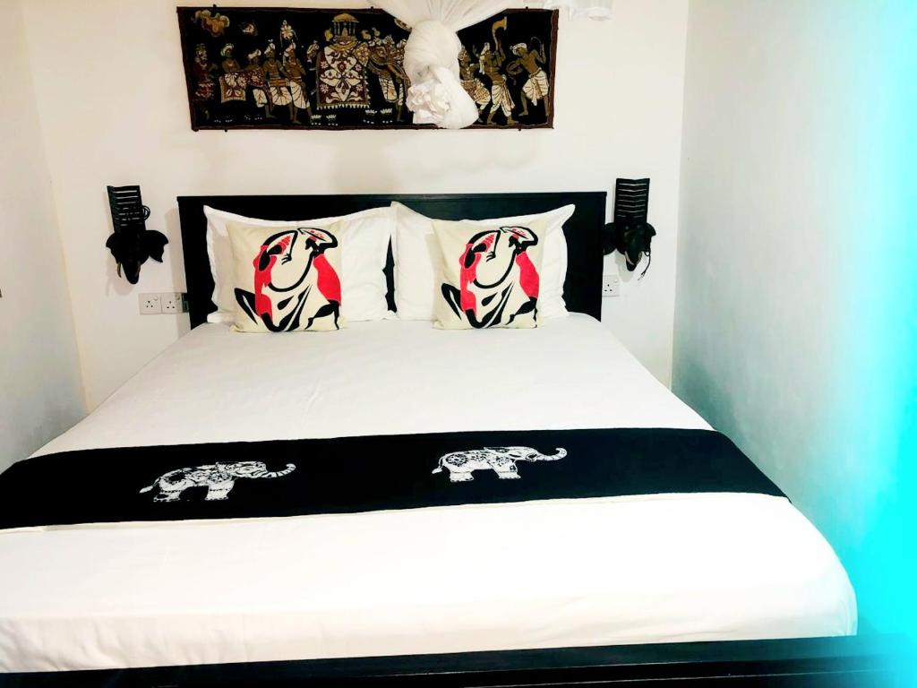 Postel nebo postele na pokoji v ubytování Priya Homestay Kandalama