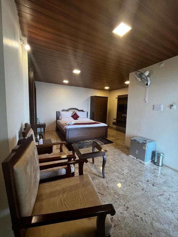 KSTDC Hotel Mayura Pine Top Nandi Hills - Deluxe Double Room