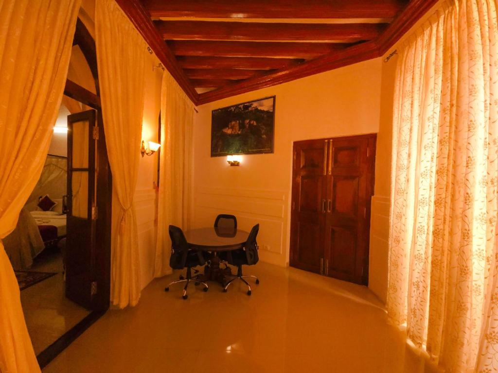 KSTDC Hotel Mayura Pine Top Nandi Hills - Deluxe Suite