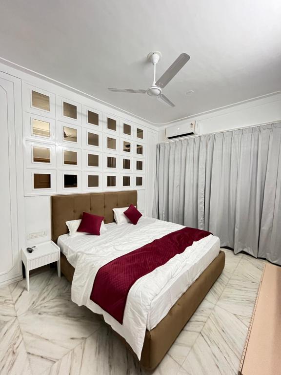 Postel nebo postele na pokoji v ubytování The Sunset view Villa I A Luxury boutique with elite swimming pool 5BHK I just 2km from Shreenathji Temple 966o9o1oo6