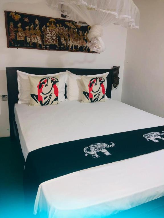 Postel nebo postele na pokoji v ubytování Priya Homestay Kandalama