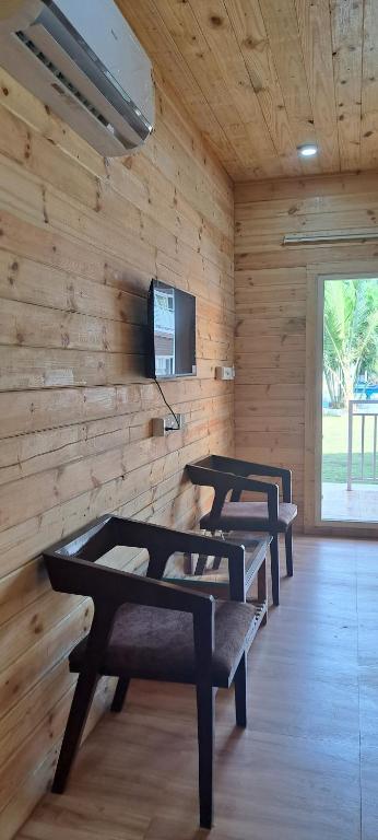 TV a/nebo společenská místnost v ubytování Shaan Coco Palms Beach Resort