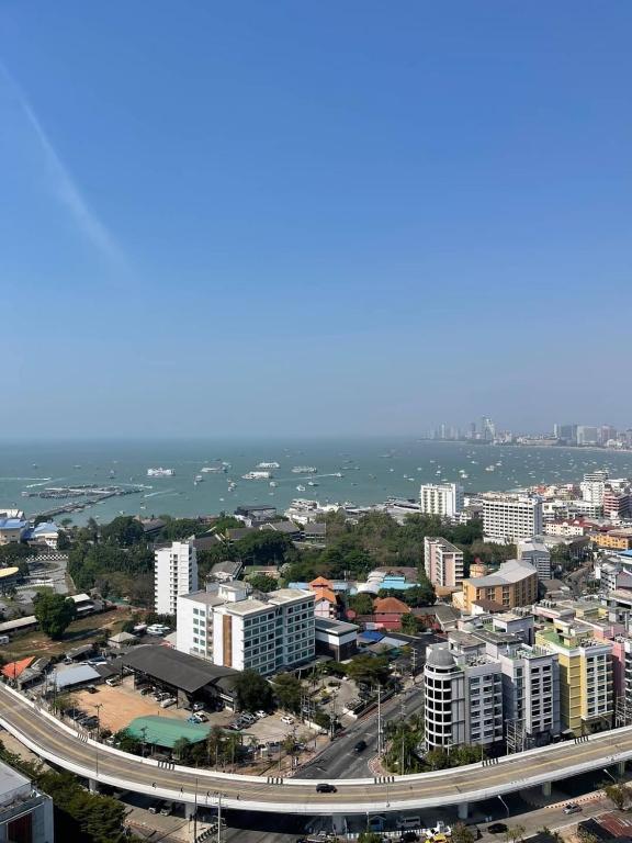 Nespecifikovaný výhled na destinaci Pattaya South nebo výhled na město při pohledu z aparthotelu