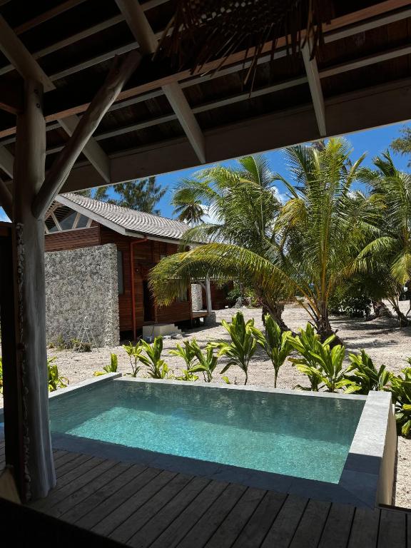 Bazén v ubytování Moorea Reef Bungalows nebo v jeho okolí