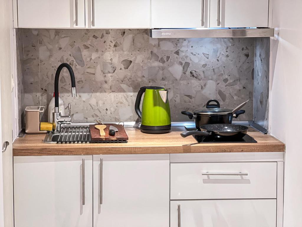 A kitchen or kitchenette at SpaceFour "DownTown Comfy Loft" by #Gimispace Rentals