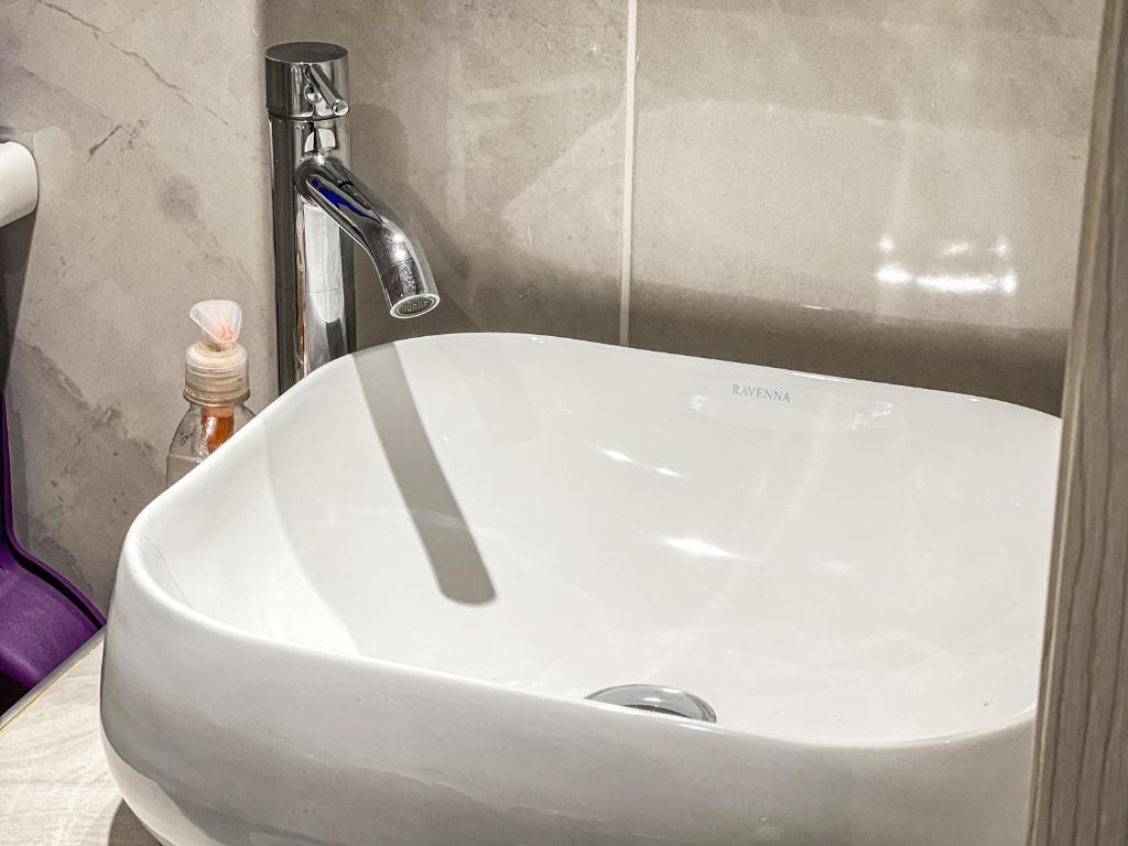 A bathroom at SpaceFour "DownTown Comfy Loft" by #Gimispace Rentals