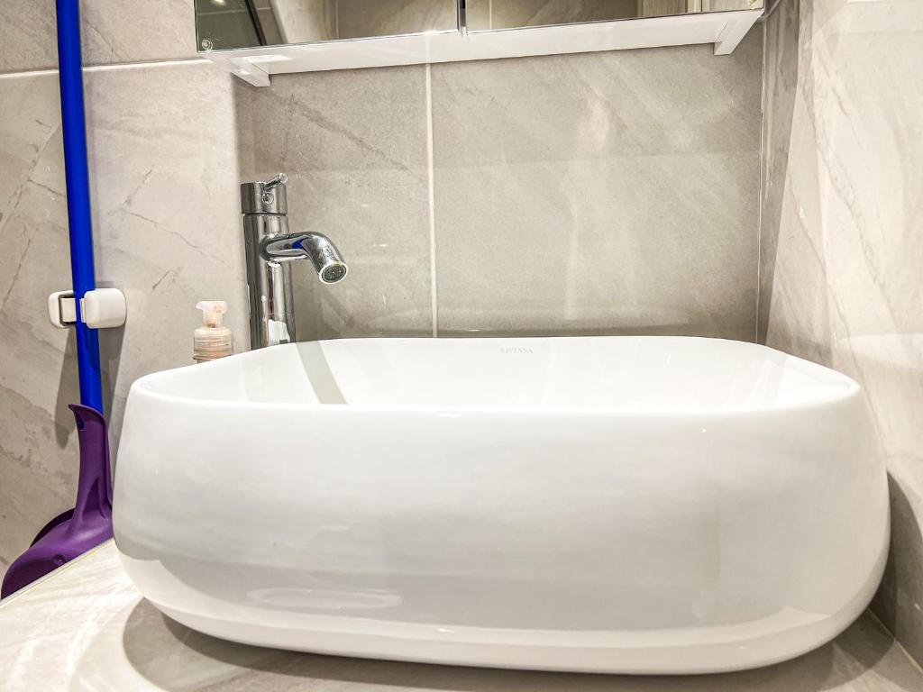 A bathroom at SpaceFour "DownTown Comfy Loft" by #Gimispace Rentals