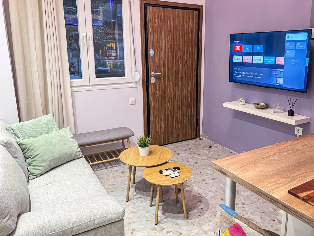 A television and/or entertainment centre at SpaceFour "DownTown Comfy Loft" by #Gimispace Rentals