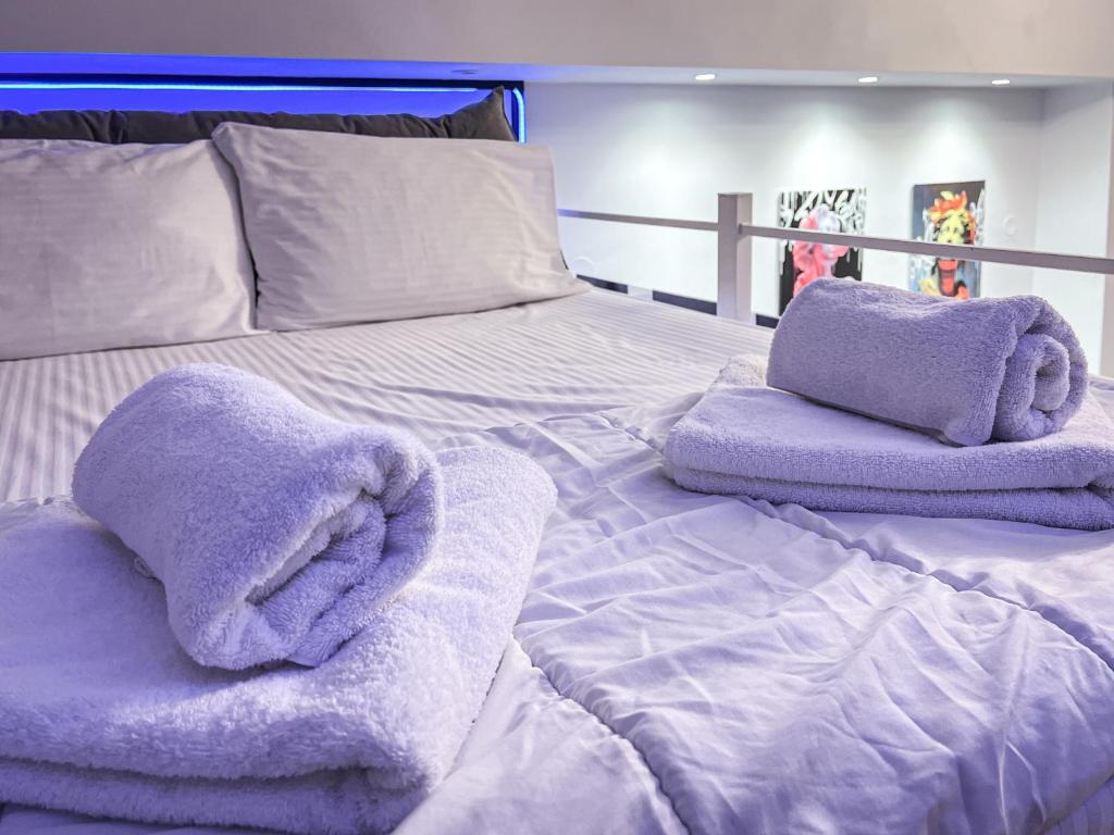 A bed or beds in a room at SpaceFour "DownTown Comfy Loft" by #Gimispace Rentals