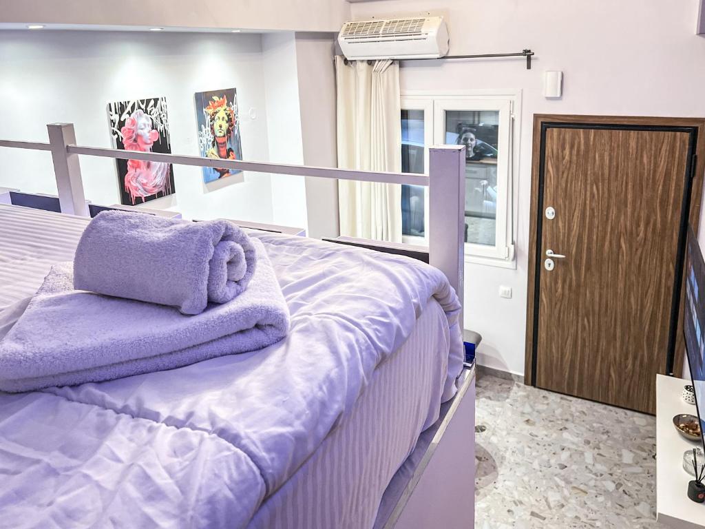 A bed or beds in a room at SpaceFour "DownTown Comfy Loft" by #Gimispace Rentals