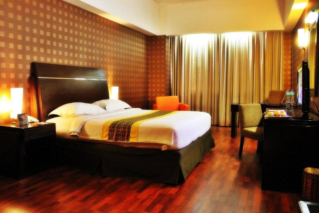 Postel nebo postele na pokoji v ubytování Grand Elite Hotel Pekanbaru
