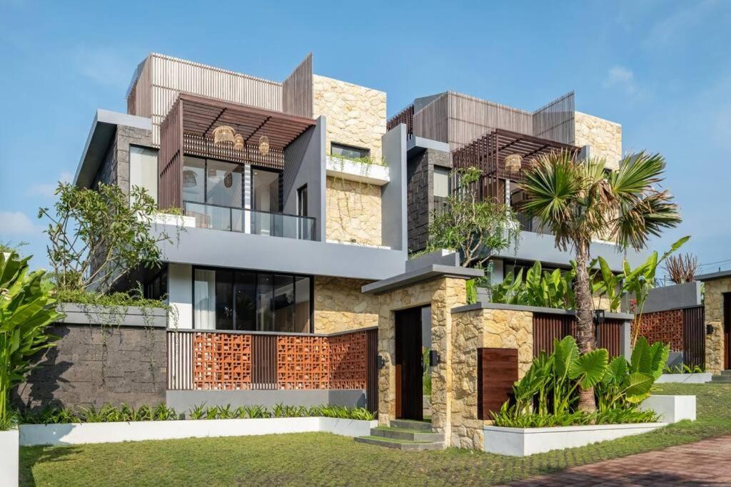 ein Bild von einem Haus mit Palmen in der Unterkunft Private Villa Ayra 9B by OriVista 10mins to Melasti Beach in Uluwatu