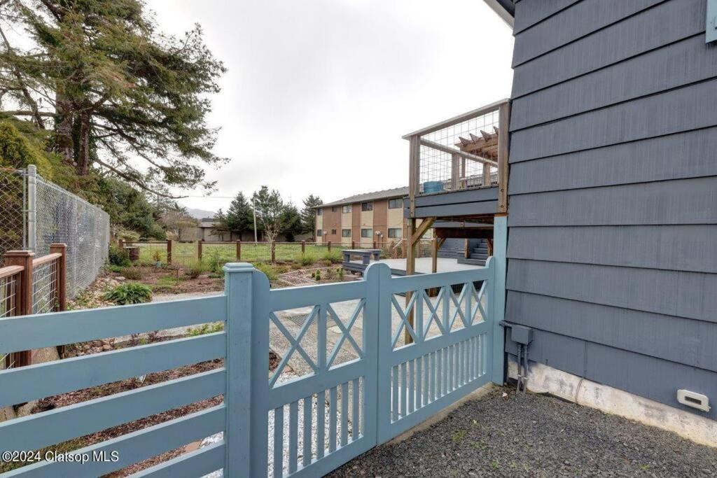 Balkón nebo terasa v ubytování 3 Bedroom Pet Friendly Cottage - 5 blocks to beach