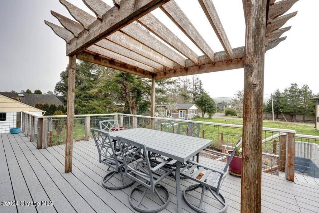 Balkón nebo terasa v ubytování 3 Bedroom Pet Friendly Cottage - 5 blocks to beach