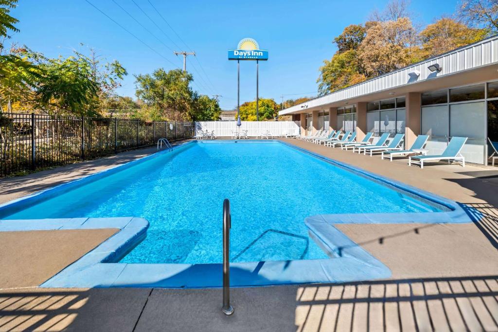 Una piscina con tumbonas en un edificio. en Days Inn by Wyndham Dubuque, en Dubuque