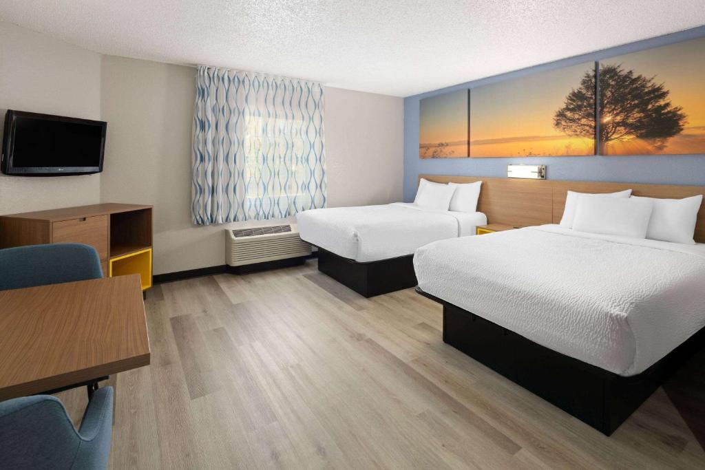 Days Inn & Suites by Wyndham Green Bay WI photo