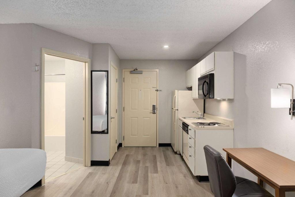 Days Inn & Suites by Wyndham Green Bay WI photo