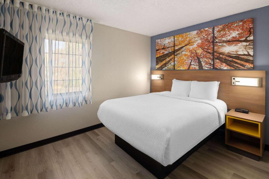 Days Inn & Suites by Wyndham Green Bay WI photo