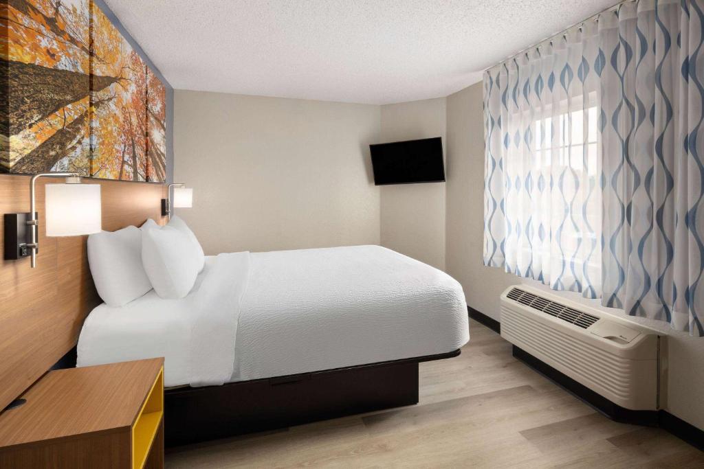 Days Inn & Suites by Wyndham Green Bay WI photo
