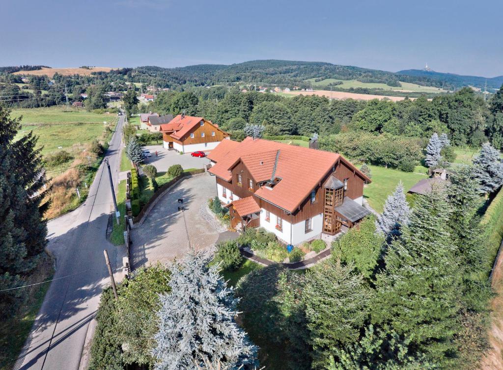 een bovengronds uitzicht op een huis met een weg bij Pension Jitka in Šimonovice