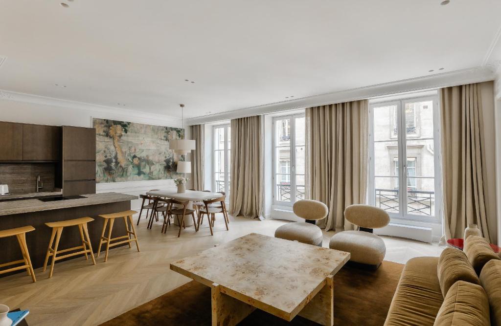 un salon avec un canapé et une table dans l'établissement Urban Flat 191 - Luxury 3 Bedroom Apartment - Madeleine, à Paris