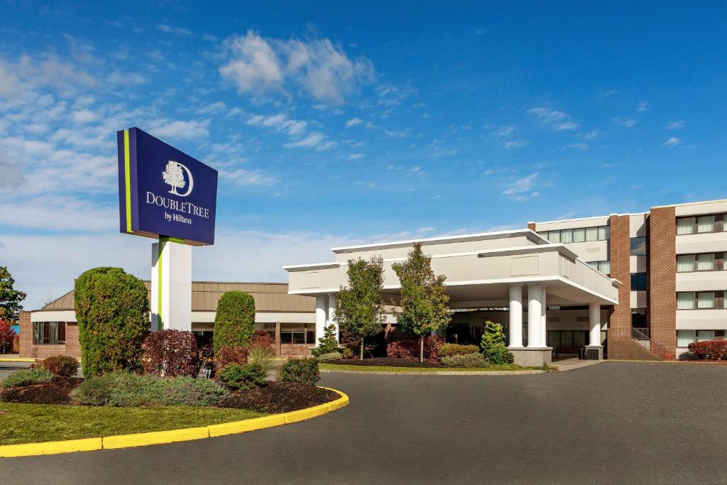 un edificio con un cartel delante en DoubleTree by Hilton Boston&#47;Westborough, en Westborough